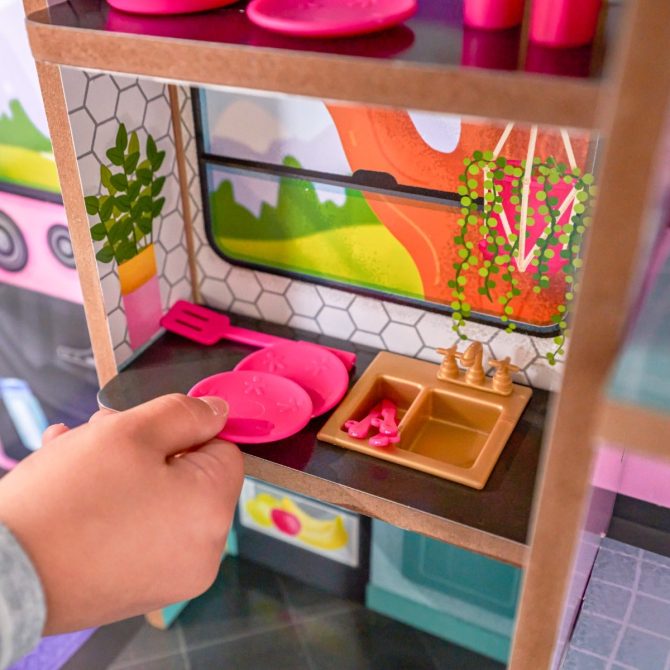 Glamp & Go 2-in-1 Doll Camper - Image 10