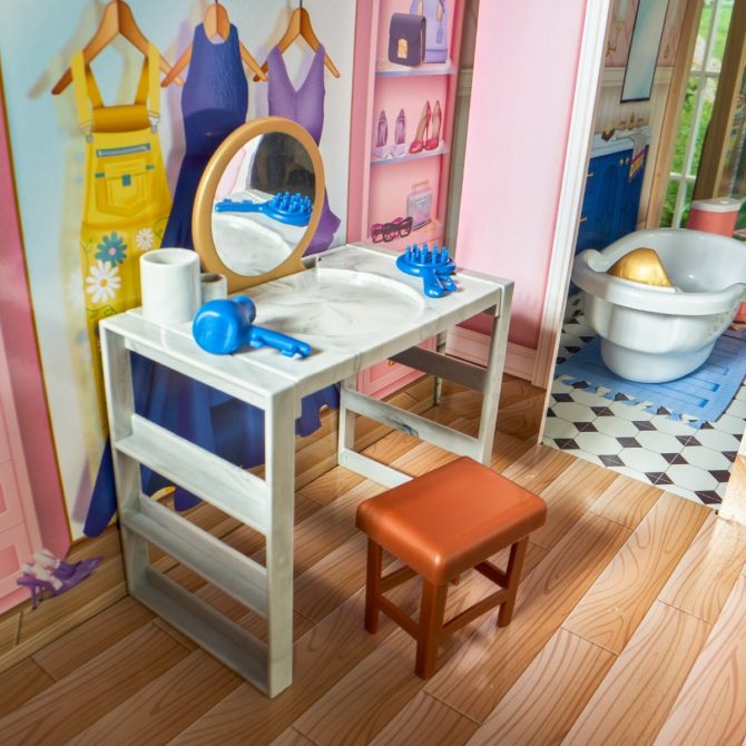 Hamptons Mansion & Pool House Dollhouse - Image 10