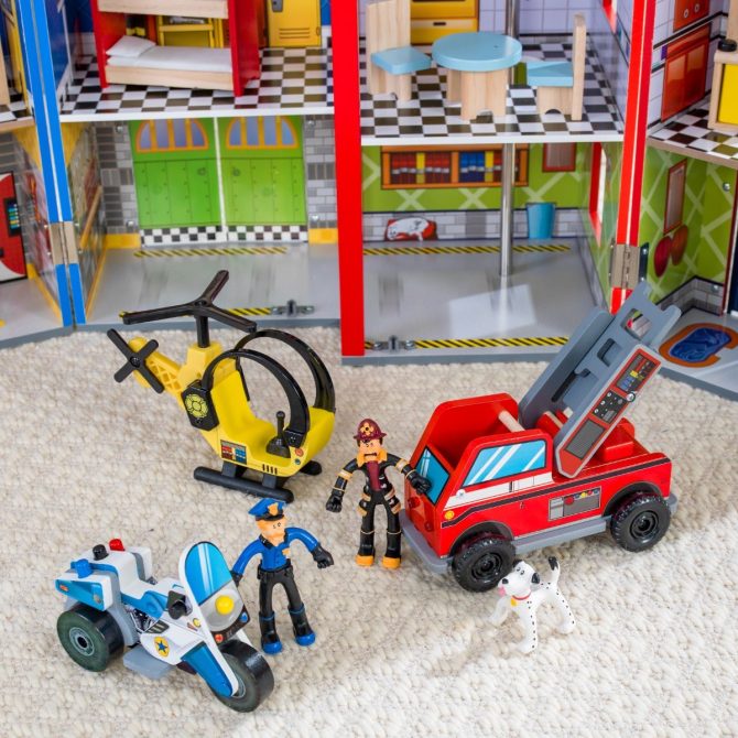 Everyday Heroes Wooden Play Set - Image 7