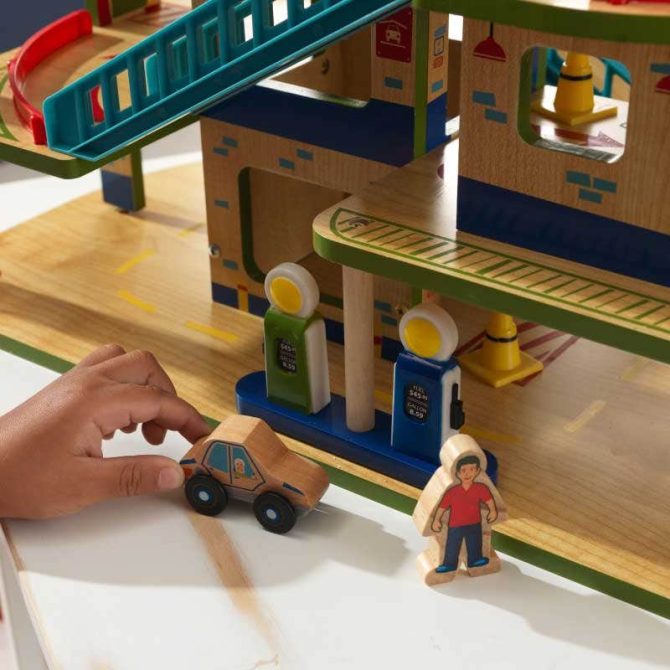 Wash n Go Wooden Car Garage - Image 4